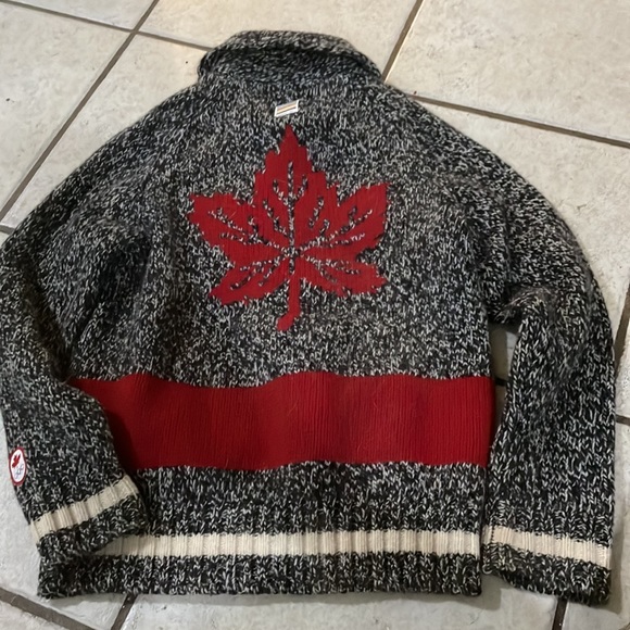 Hudson’s Bay Sweater size 7/8 - Picture 3 of 3